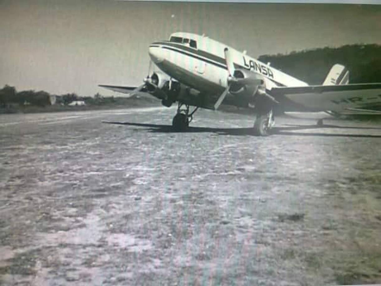 Un avión en el antiguo campo de aviación, ahora barrio Mejía en la década de los años 60. 