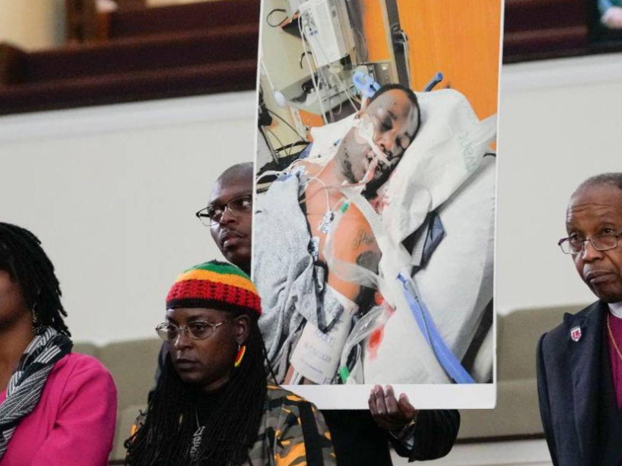 Sin embargo, los videos muestran a los oficiales acercándose al auto de Nichols con sus armas en la mano y luego sacándolo del vehículo mientras lo amenazaban e insultaban antes de <b>empujarlo al suelo</b>, cuando se puede escuchar a Nichols diciendo “está bien, estoy en el suelo”.