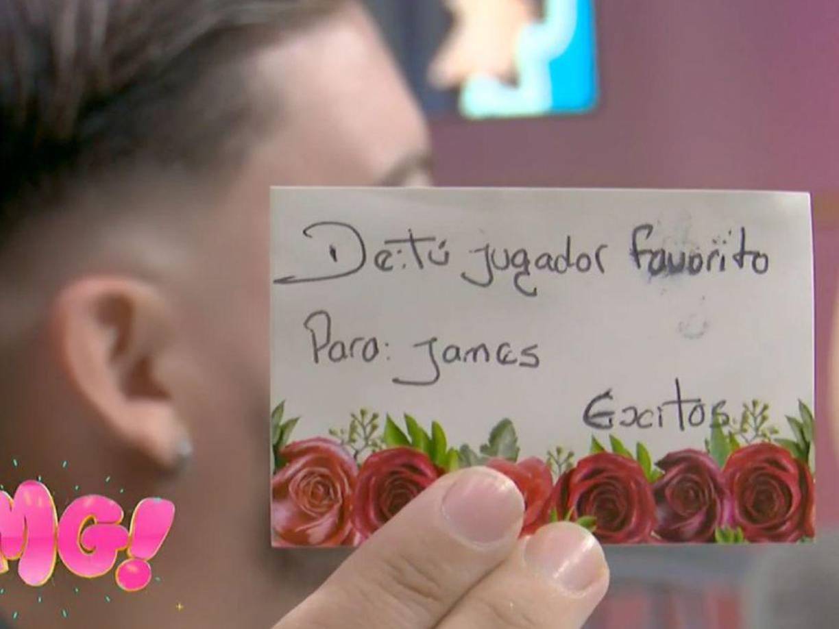 ”De: Tu jugador favorito”, se lee en la tarjeta, lo que confirma que se trata de un futbolista. 