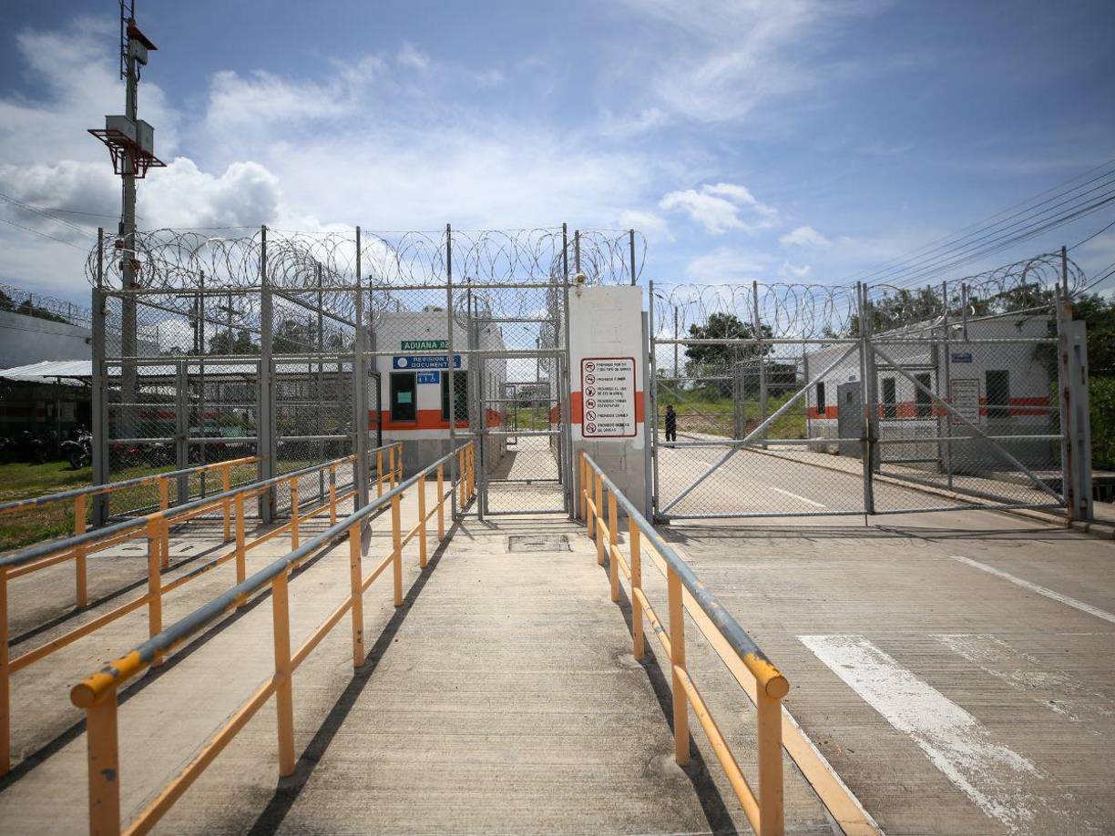 Para ingresar a este centro penal, es necesario atravesar tres anillos de seguridad, donde se realizan requisas e inspecciones a los visitantes.