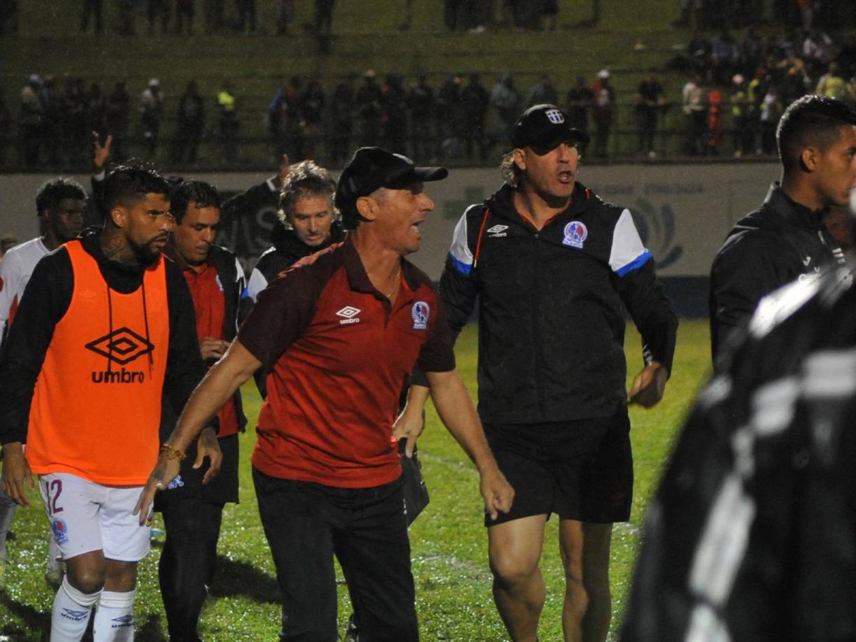 Encabezados por Pedro Troglio, la banca del Olimpia le reclamó a Melissa Pastrana que la árbitra no pitaba el final del juego. 