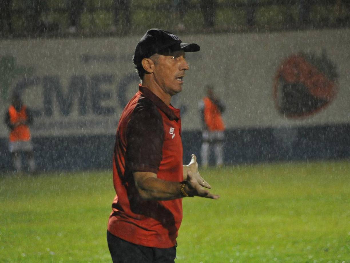 En los últimos minutos, Pedro Troglio le reclamó a Melissa Pastrana ya que la chica no pitaba el final del juego. 