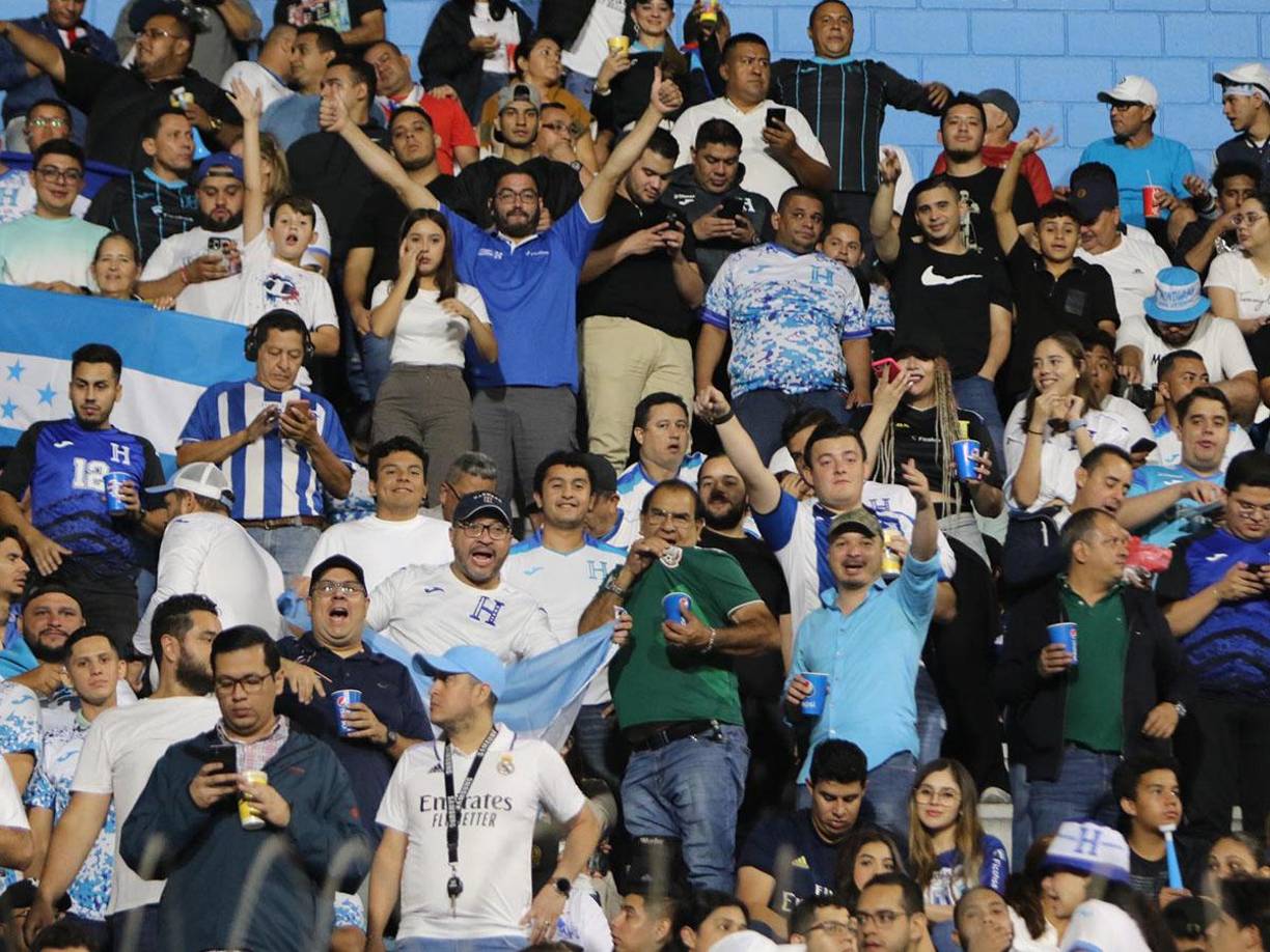 Un mexicano se fue al sector de populares e inclusive besó el escudo de México. 