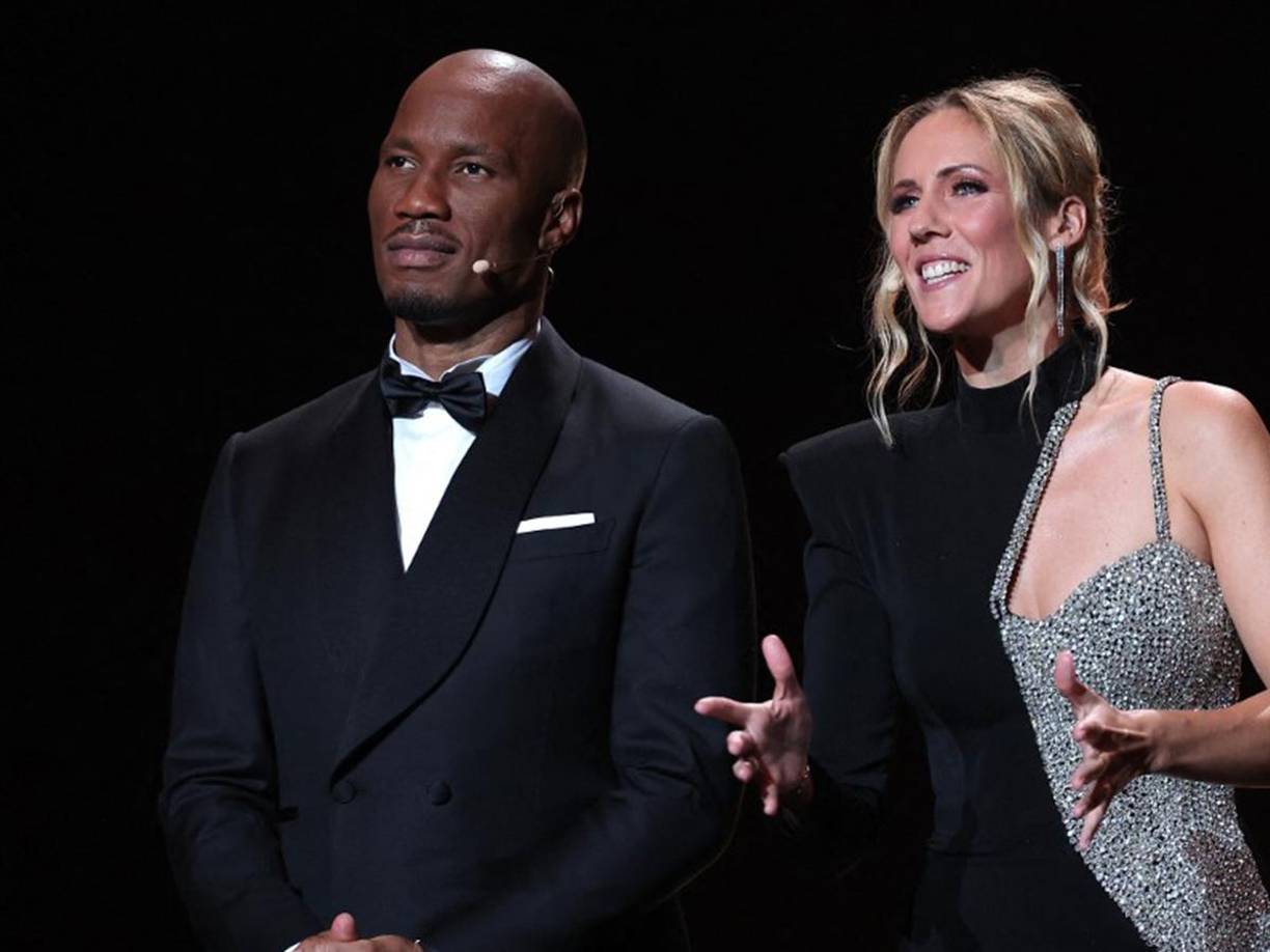El exgoleador Didier Drogba y Sandy Heribert fueron los presentadores en la gala del Balón de Oro 2023 .