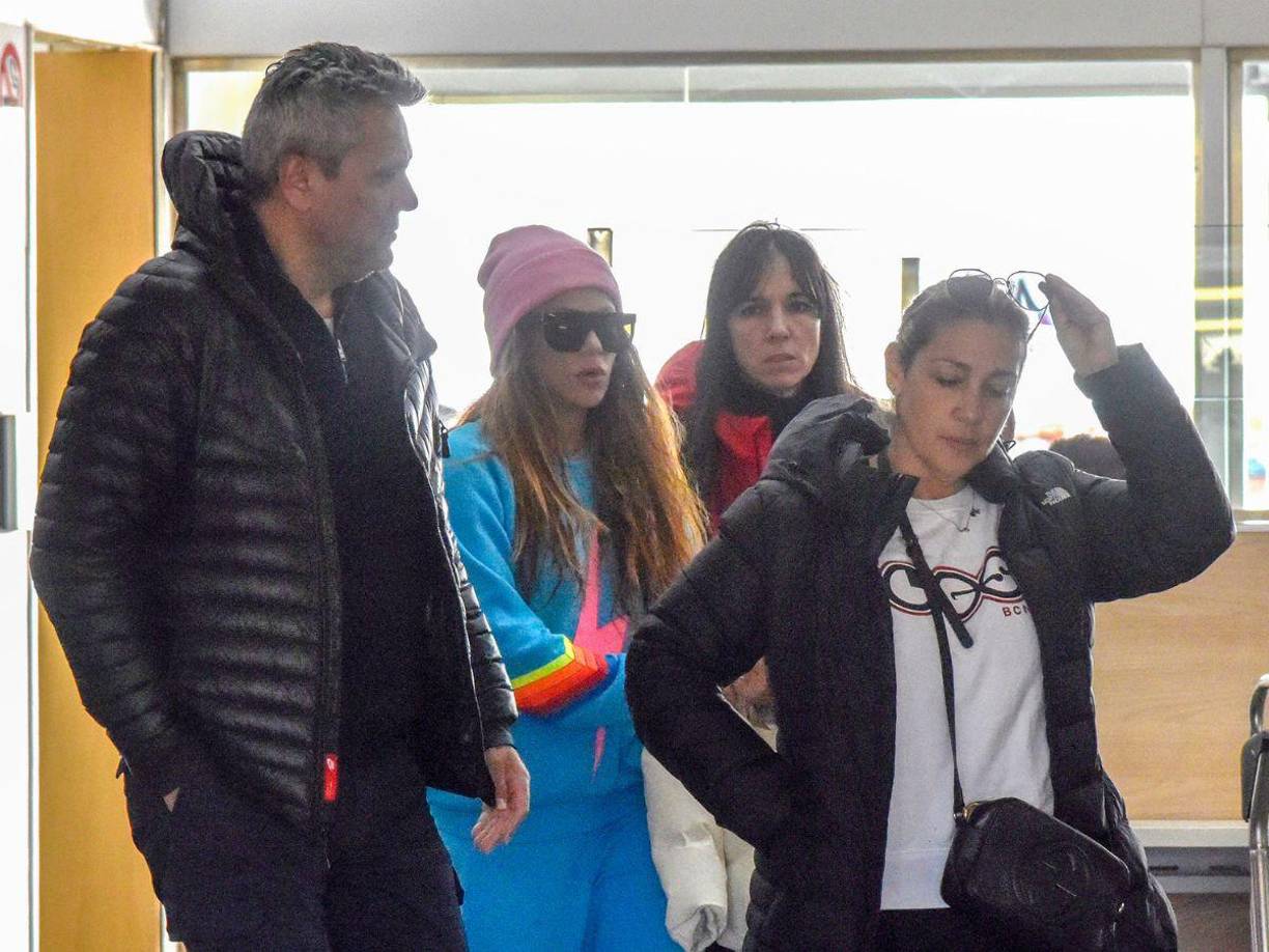 Salió a la luz que la artista regresaba a Barcelona tras su exitosa entrevista y en pleno aeropuerto se dio a la tarea de consentir a sus fans con algunas fotos.