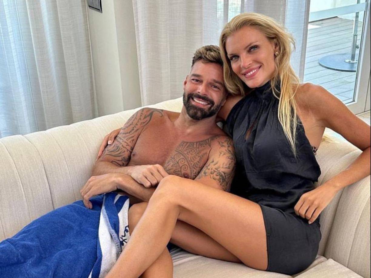 El cantante se dejó ver con una guapa mujer y muchos se preguntan si fue por ella que terminó su divorcio.