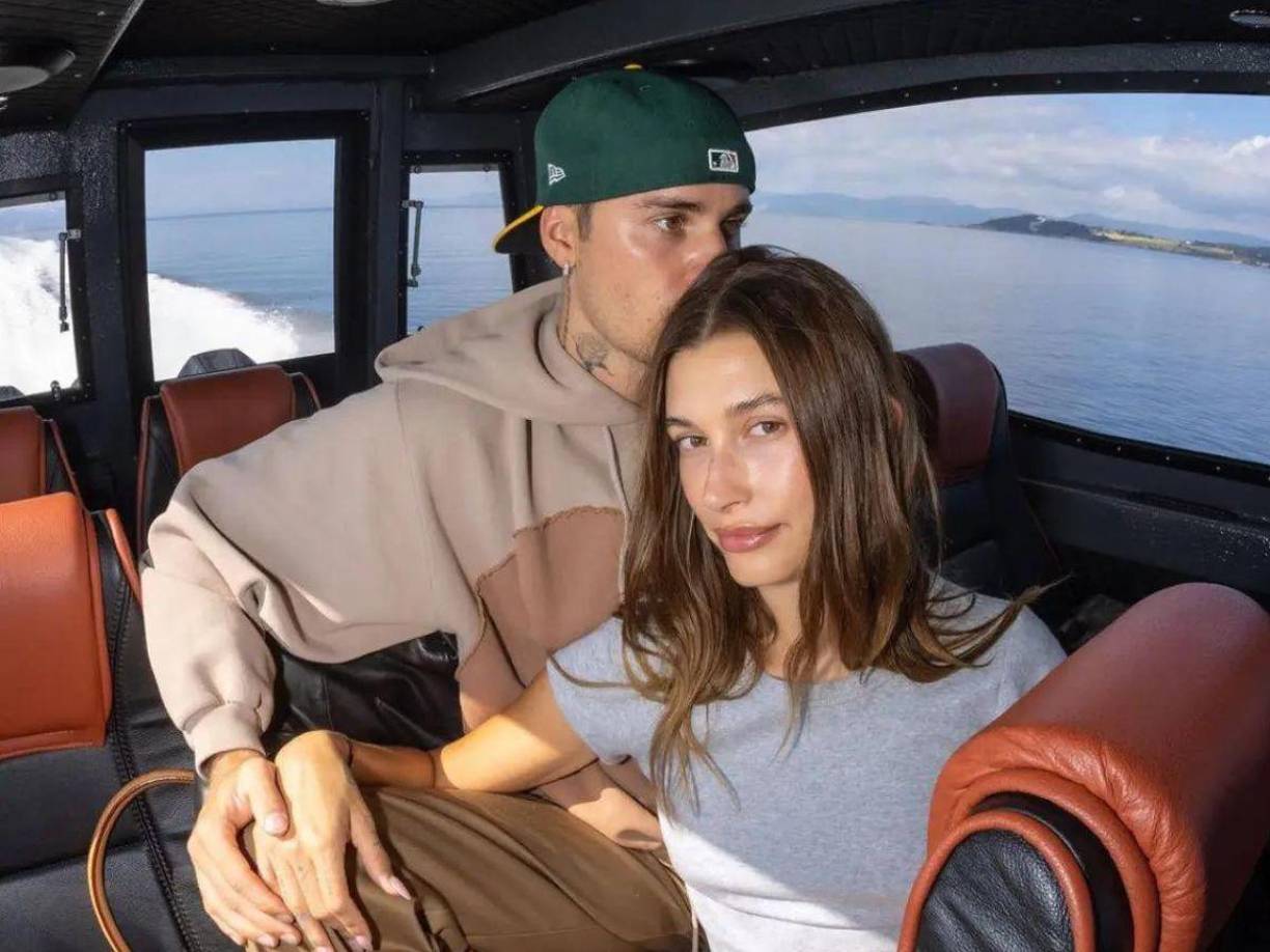 En el clip que circuló en redes, se puede ver cómo un grupo de paparazzis esperan a ambos famosos afuera de un evento al que asistieron. Justin y Hailey subieron a dos camionetas diferentes, junto a sus respectivos guardaespaldas.