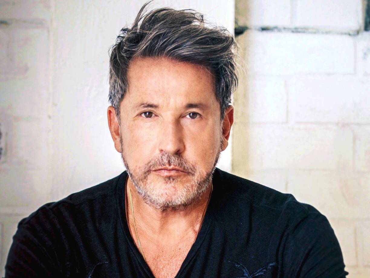 “(Carlos ‘Topy’ Mamery) me obliga a ir vestida de cierta manera a un concierto del señor Ricardo Montaner, que es otro demonio más del clan. Se viste de cristiano, pero es una malísima persona”, puntualizó Noelia antes de agregar que el papá de Evaluna también quiso interferir en la relación de su ahora esposo.