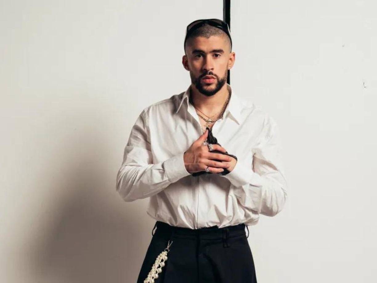 A punto de concluir el 2023, un año en el que el Conejo Malo ha retomado sus raíces traperas con el álbum Nadie sabe lo que va a pasar mañana, el intérprete engalana la nueva portada de la revista Forbes, que le ha elegido como uno de los artistas jóvenes más influyentes en su ranking ‘30 under 30’.