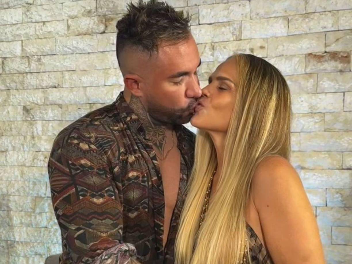 El anuncio de su relación llega en un momento en el que Niurka ha estado envuelta en varias polémicas. Recientemente, criticó abiertamente a Irina Baeva y Juan Osorio por su participación en la obra “Aventurera”, lo que generó una oleada de comentarios y respuestas. Además, la vedette ha sido directa en responder a las críticas sobre su vida sexual, demostrando una vez más su carácter indomable.