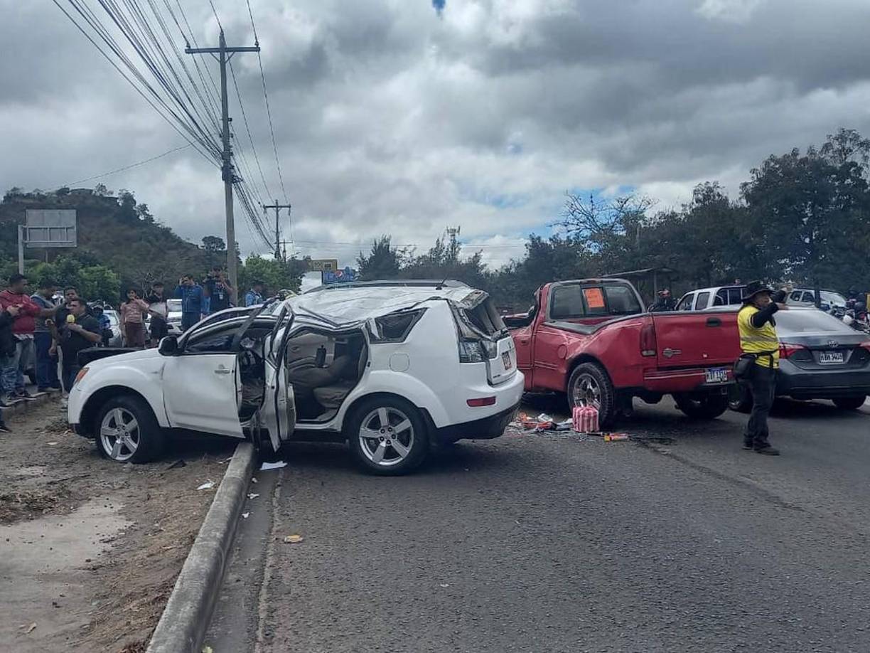 Dos conductores resultaron gravemente heridos producto de un fuerte accidente de tránsito registrado en el <b>anillo periférico</b> de <b>Tegucigalpa</b>, a la altura de la salida a <b>Danlí.</b>