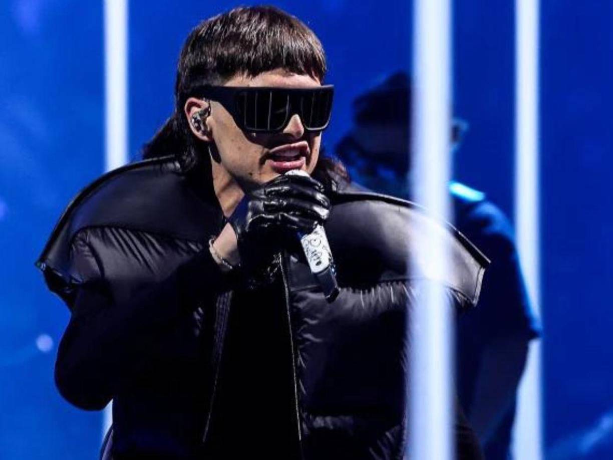 El famoso cantante de los corridos tumbados Peso Pluma, ha dado un giro sorprendente en su carrera musical al incursionar en el mundo del reguetón. 