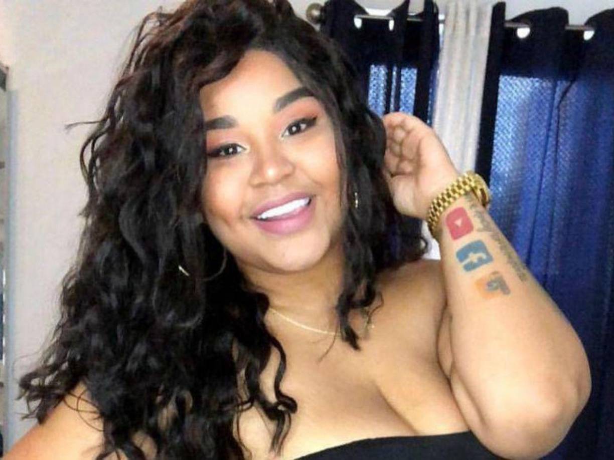 Killadamente nació en 1997 en República Dominicana, pero emigró a Estados Unidos cuando tenía apenas 12 años. Fue en 2015 cuando inició su camino en redes sociales, utilizando plataformas como Instagram y YouTube para compartir mensajes cargados de optimismo, aceptación y resiliencia.