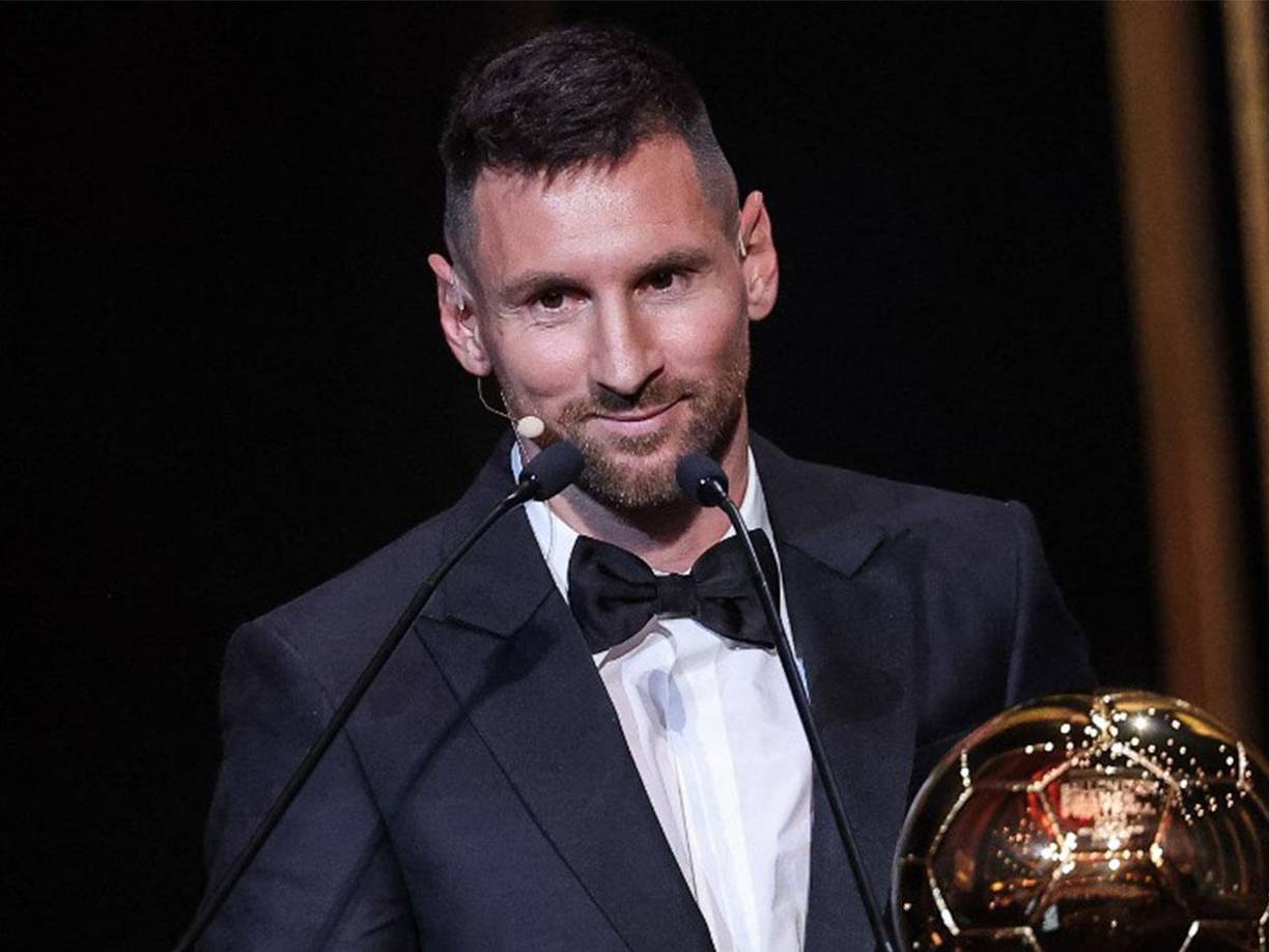 Messi subió al escenario para recibir el Balón y Antonela no lo acompañó. 