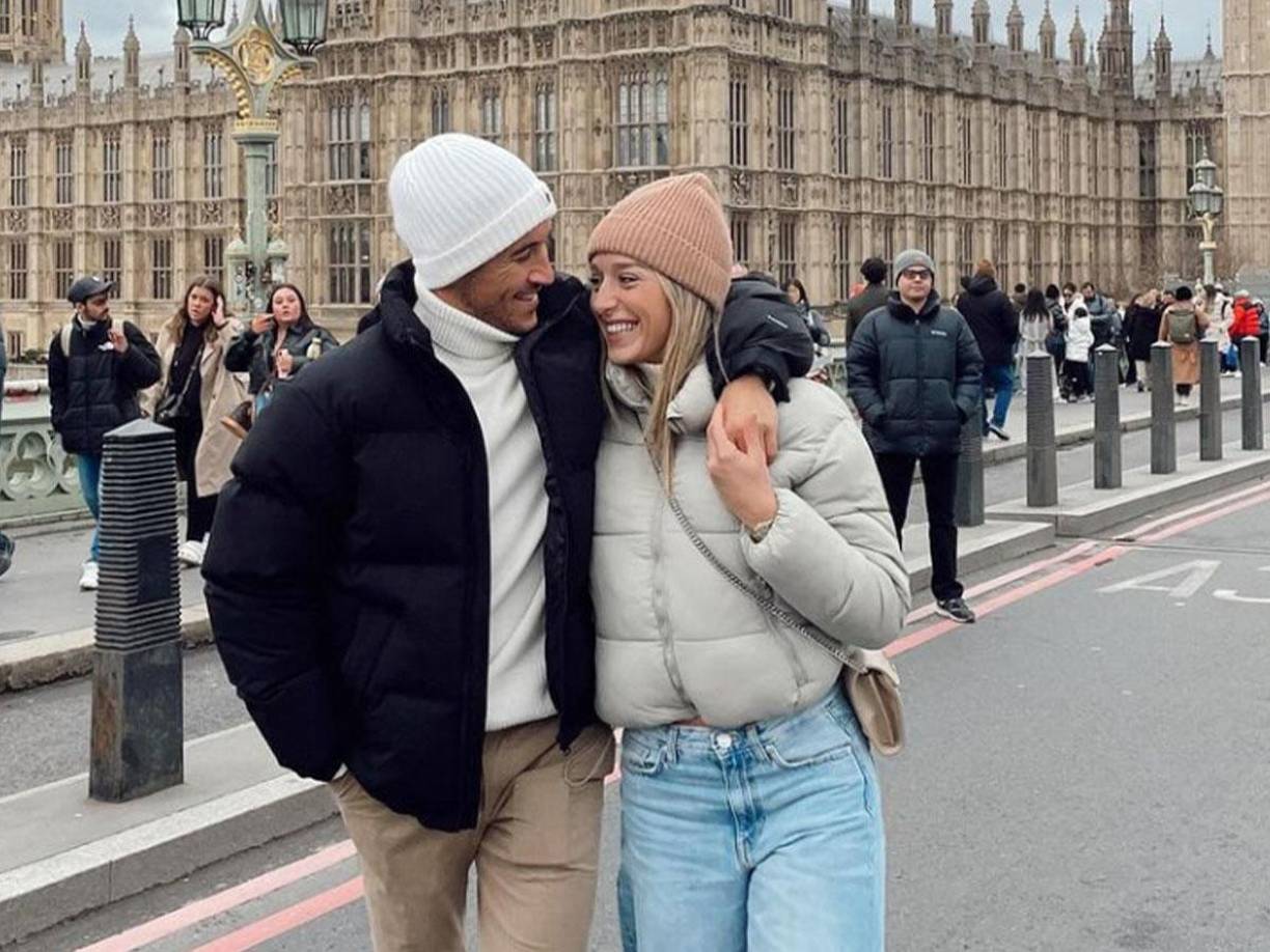 “Desde Londres, con amor”, escribió el futbolista del Getafe abrazado a su novia, con una galería de imágenes en los puntos turísticos de la capital inglesa, como el Big Ben y el London Eye.