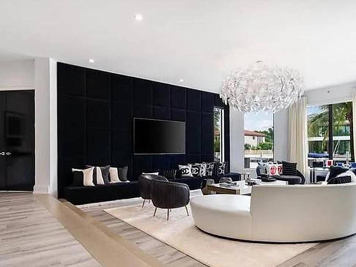 La gigante infraestructura, de 979 metros cuadrados y ocho habitaciones, cuenta con 0,4 acres, dos muelles, una piscina frente al mar, gimnasia, spa y tiene una cocina de diseño italiano.