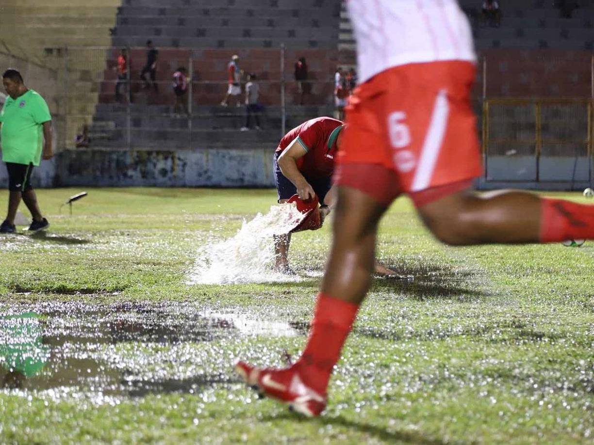 A cubetazos tuvieron que sacar el agua en un estadio Municipal Ceibeño que estaba casi inundado.