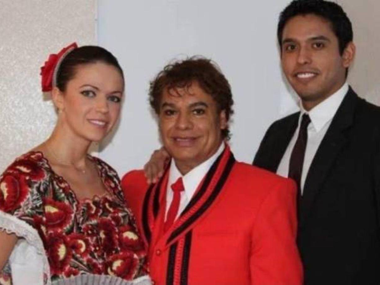 Asimismo, explicó que todo el caso le parece muy sospechoso: “Porque en el testamento que yo tengo y en el testimonio que yo tengo de diferentes personas que tuvieron un trato muy cercado con Juan Gabriel a los 4 los quería por igual, que casualidad que cuando muere está con él, que casualidad que lo incineran de inmediato, esto se presta a cuestiones muy sospechosas”.