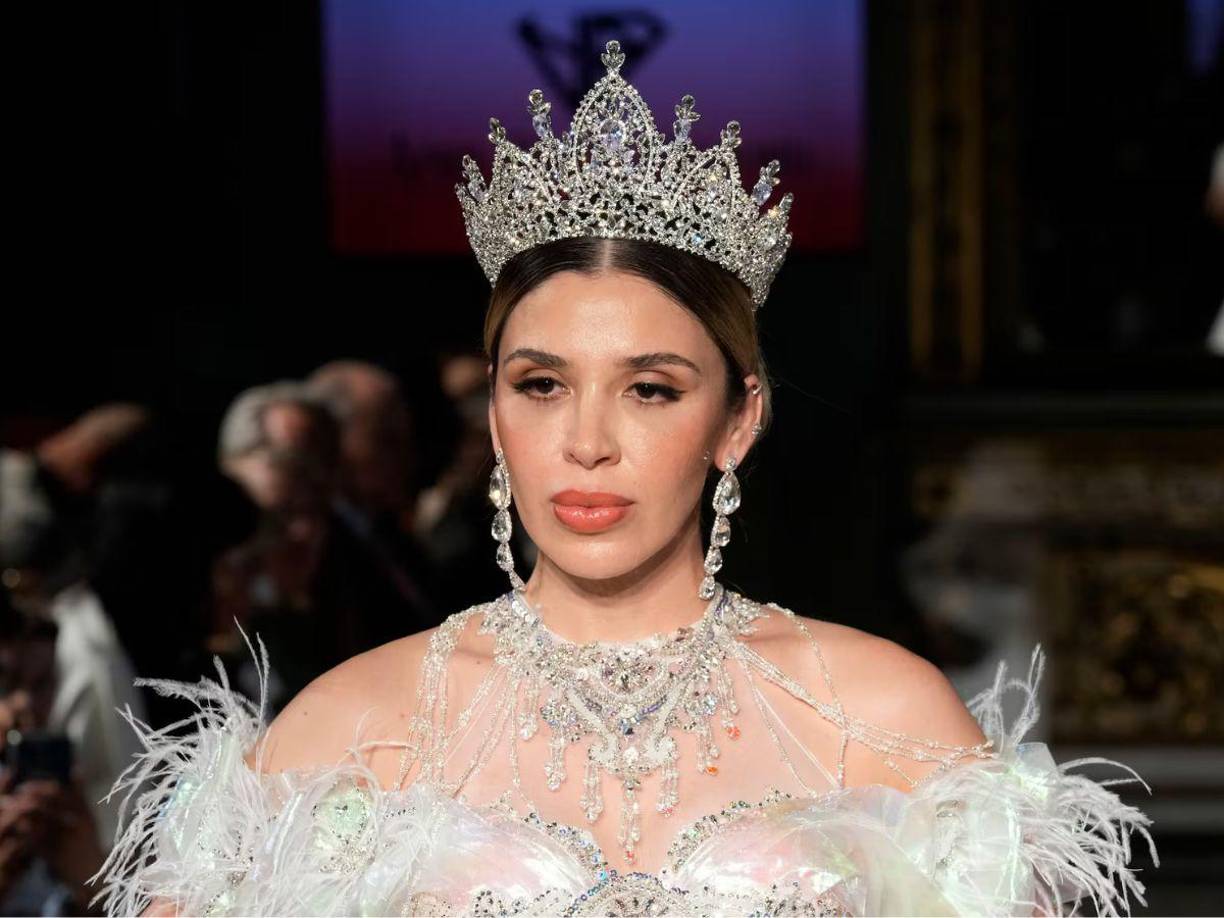 En la fotografía, la modelo que desfiló hace unos meses en el Milán Fashion Week posa con un vestido blanco y un estilo sofisticado, que deja al descubierto sus curvas. Sin embargo, fue la elección de una canción que acompañó el post que ha generado diversas especulaciones.