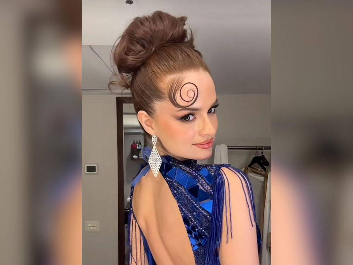 Miss Honduras Universo lució su cabello recogido, muy al estilo de la cantante Selena Quintanilla. 