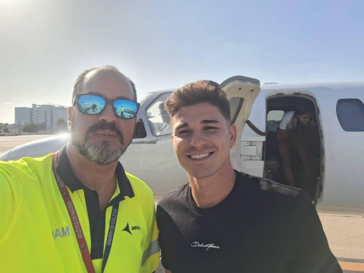 Julián Álvarez aterrizó en España. El delantero argentino jugará en el Atlético de Madrid y Manchester City recibirá un total de 95 millones de euros por su traspaso.
