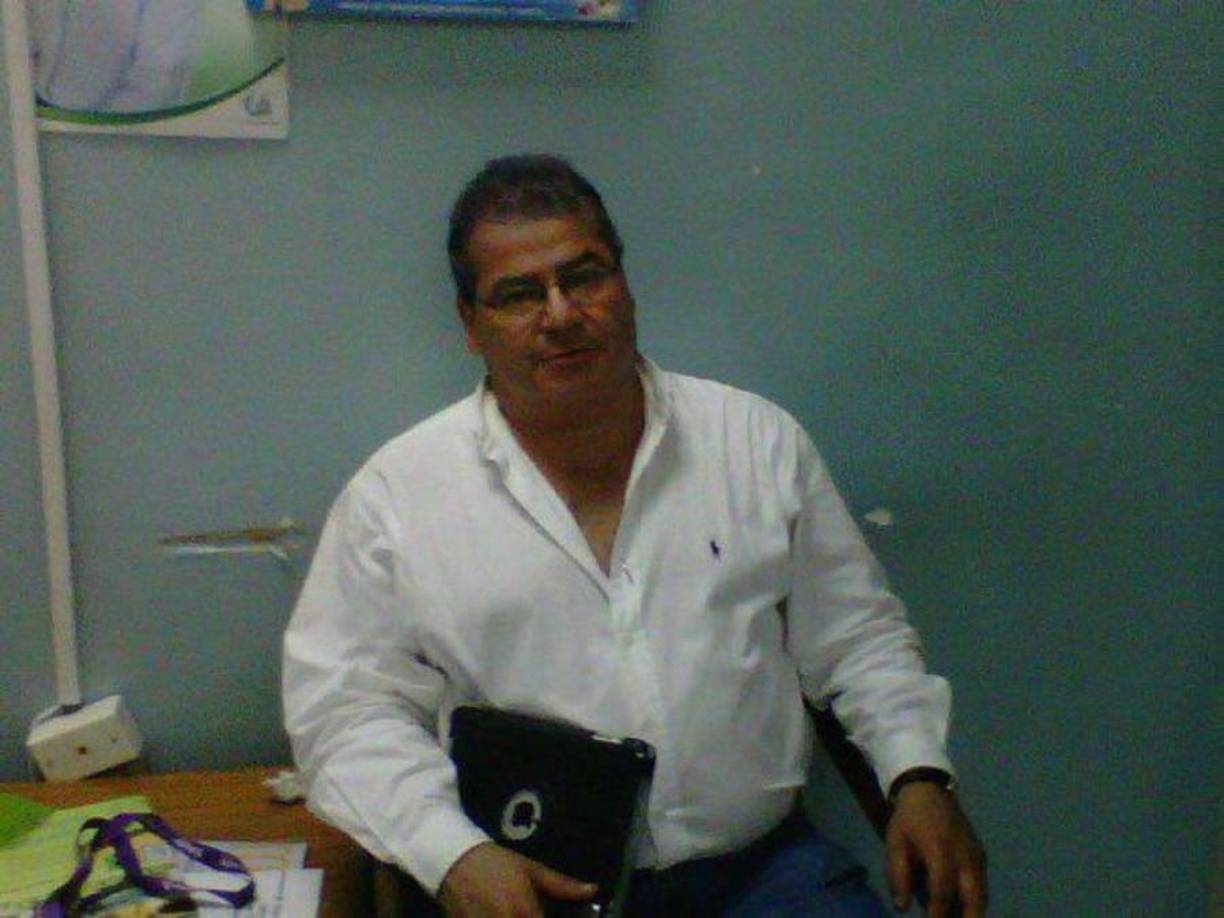 El galeno viajaba en un vehículo turismo cuando, por razones aún desconocidas, fue a chocar en un paredón en las orillas de la carretera.