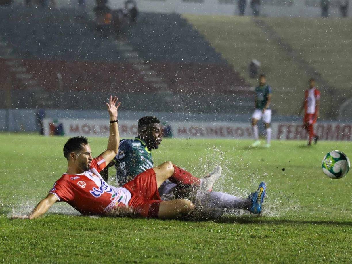 Bajo condiciones de juego terribles, cocoteros y verdolagas regalaron un emocionante empate en La Ceiba. El partido comenzó 15 minutos de lo estipulado. 