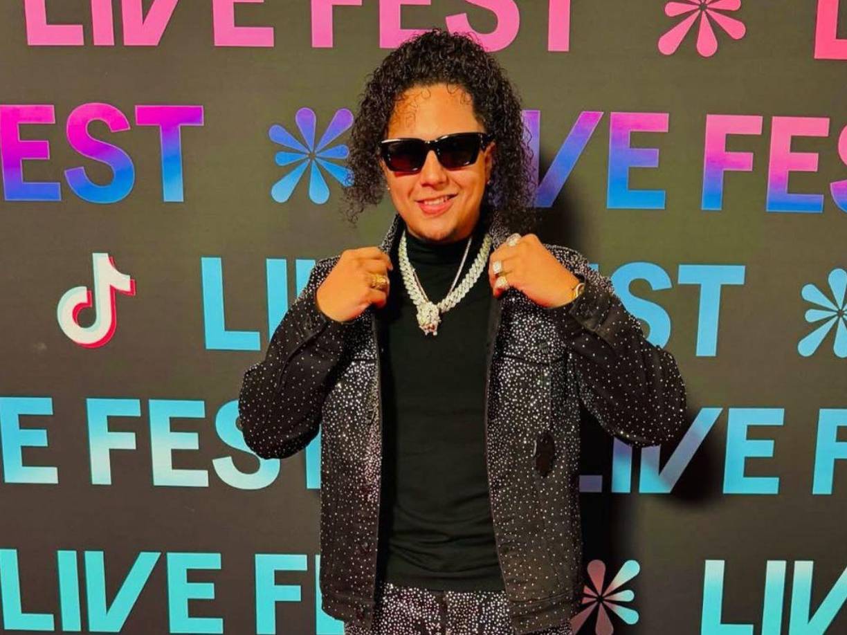 Y aunque todo parecía permanecer en secreto, Davis fue expuesto por sus propios amigos mediante una transmisión de TikTok, en dicho live estaba presente Elsa Oseguera y tras escuchar lo revelado se molestó mucho. 