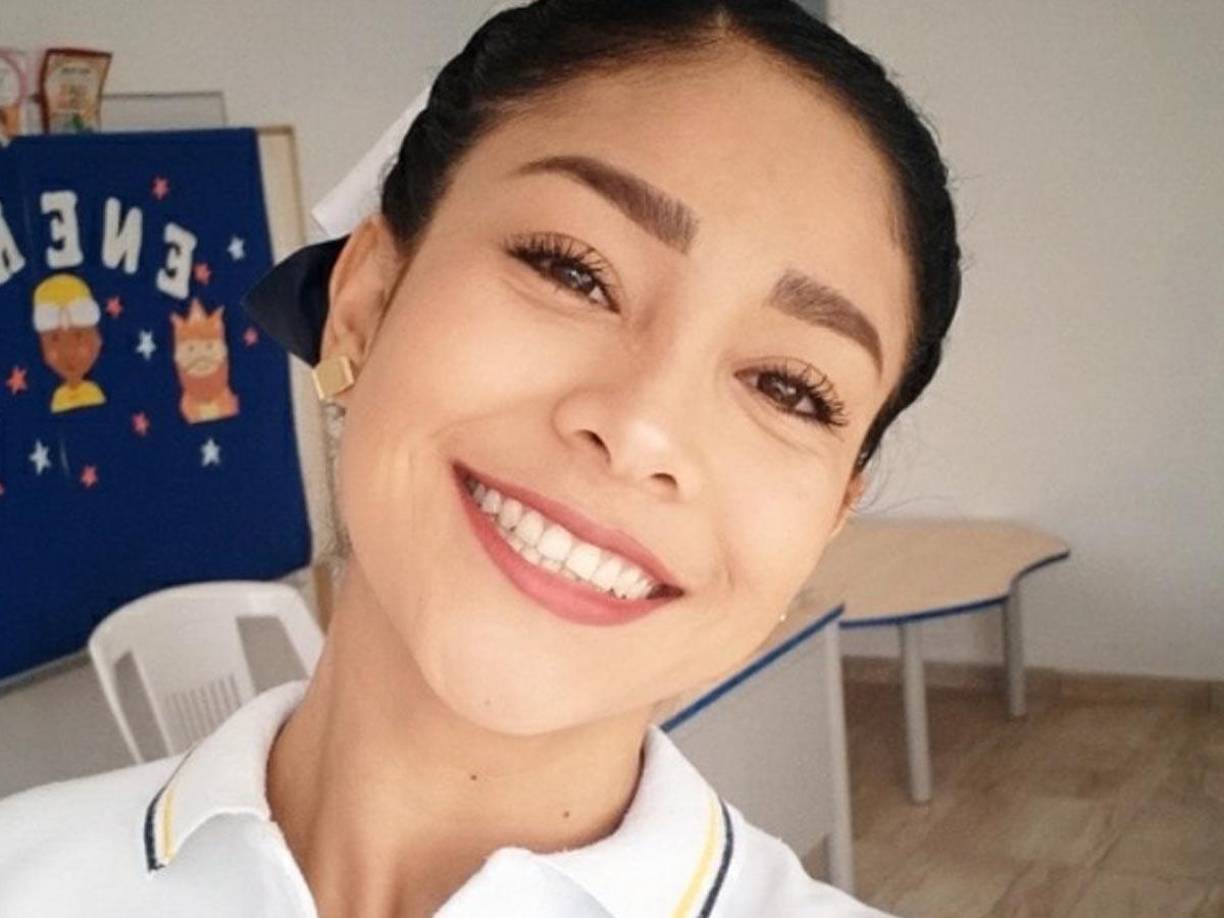 La joven es descrita como una mujer alegre, bella y una mujer dedicada a su profesión. 