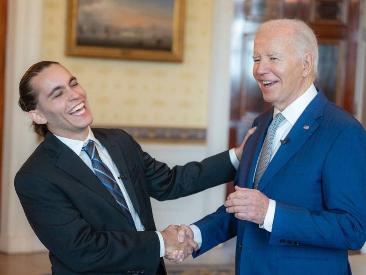 Carlos Eduardo Espina sigue consolidandose como un joven promesa en los Estados Unidos, con su trabajo, estudio y disciplina está materializando sus sueños de ayudar a cientos de migrantes que llegan a Estados Unidos en busca del sueño americano. 