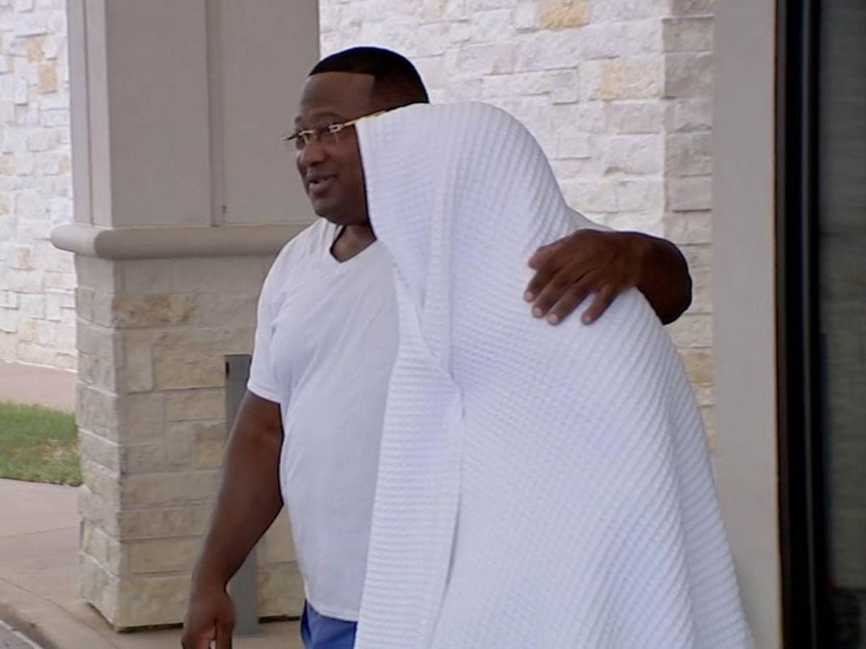 La vecina agregó que Janie Santana, la madre de Rudy Farías, el martes comenzó a decirle a las personas de su entorno que la arrestarían por esconder a su hijo y que trató de convencerlos de que Farias era su sobrino.