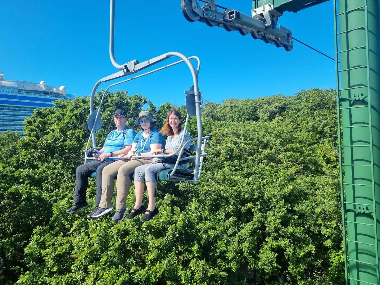 Lo primero que hacen los cruceristas cuando llegan a la isla de Roatán es aventurarse en el teleférico. 