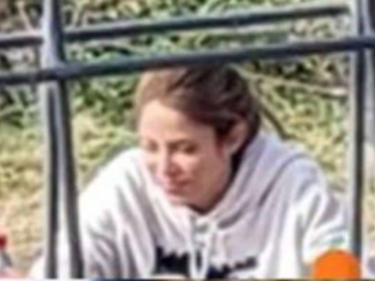 Junto a las imágenes de Shakira triste en la calle, el<b> </b>testigo contó que fue el viernes cuando la captó y no quiso acercarse a pedirle una foto porque la vio triste, “La vi en Esplugues, en Barcelona, cerca de donde vive ella”, comenzó a contar.