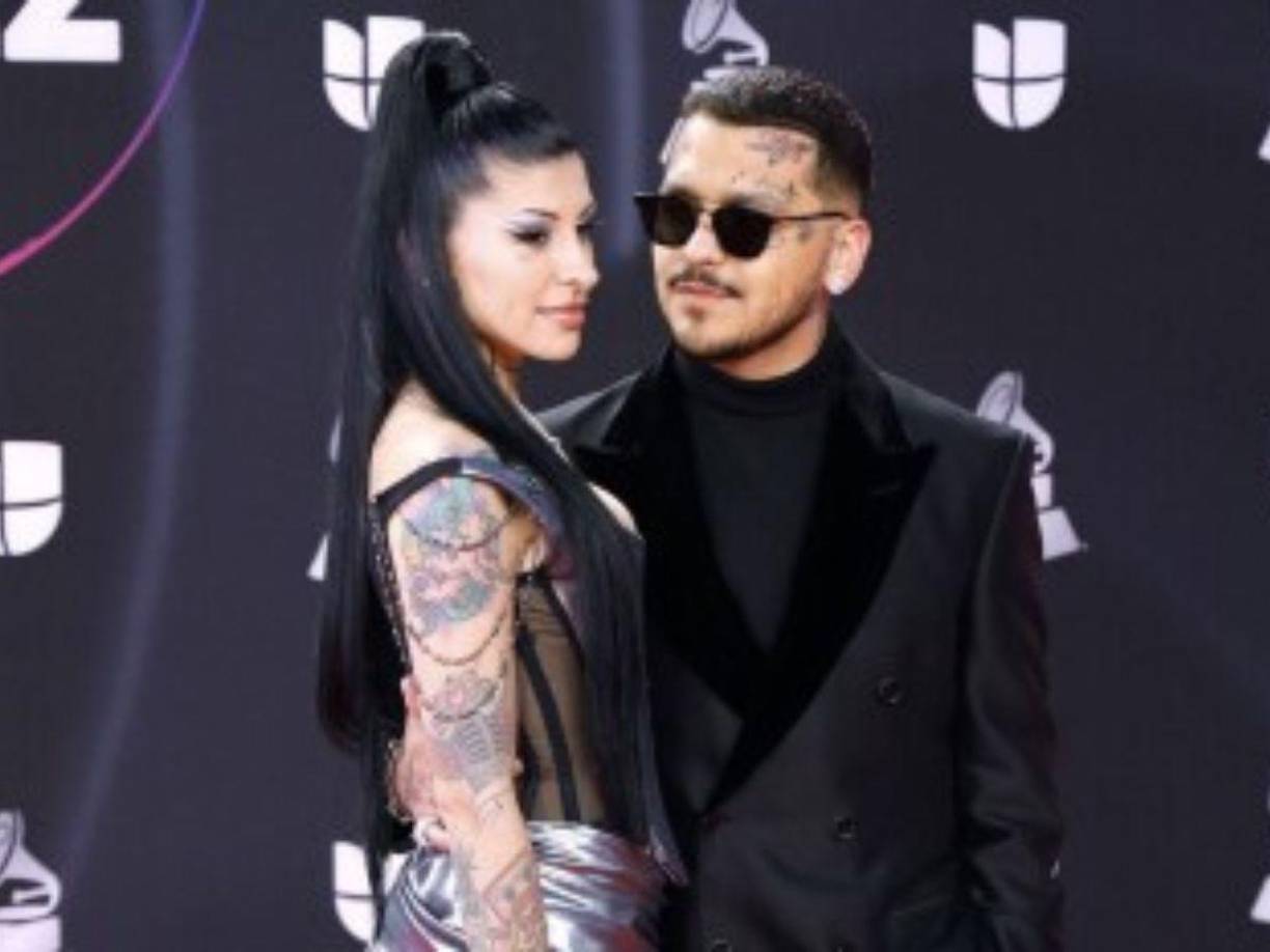 Esto provocó que los novios se hicieran algunas fotos donde los internautas se dieron cuenta de un peculiar anillo que presumió Cazzu.