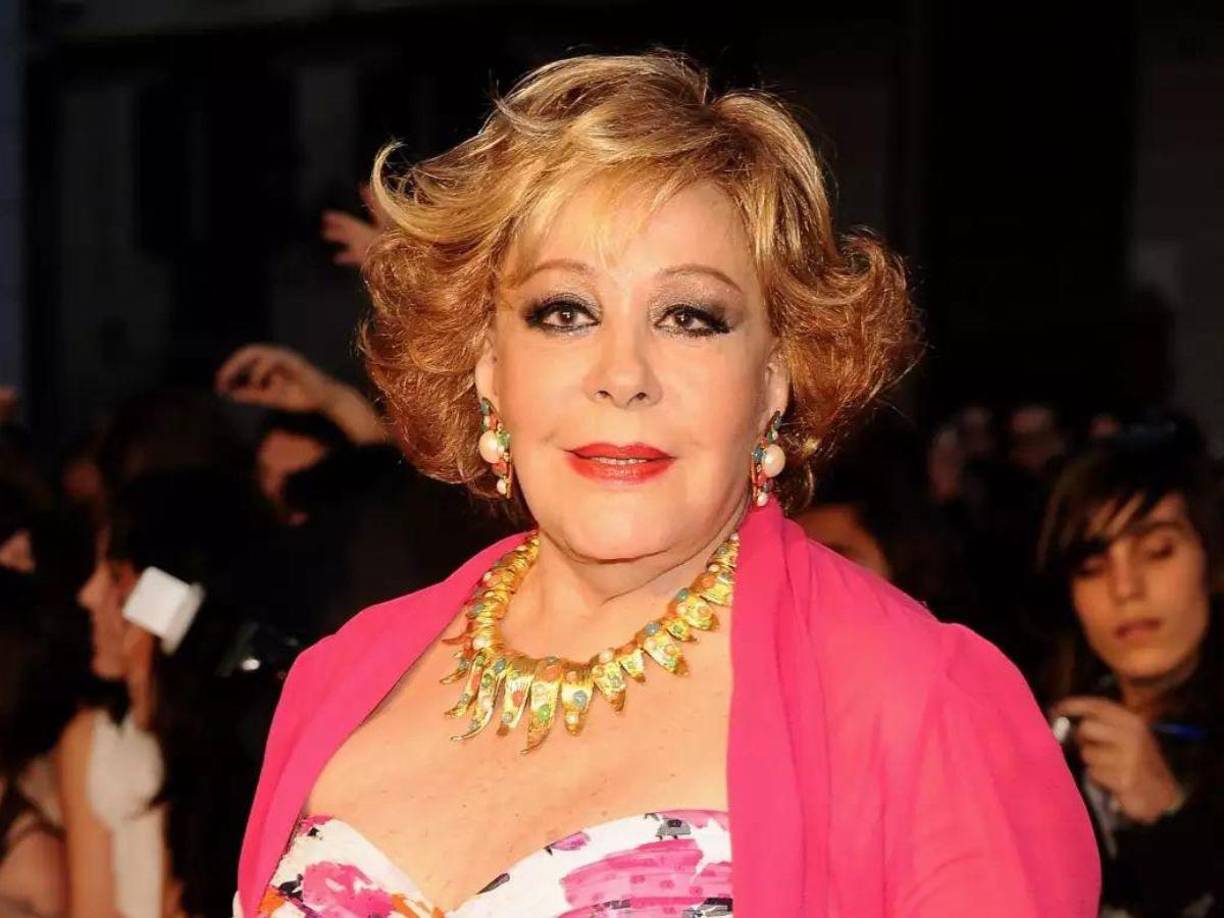 El próximo capítulo en la vida de Silvia Pinal, aunque inevitable, será una celebración de su legado. Y su deseo de tener a Luis Miguel cantando en su funeral añade un toque especial y personal a su despedida. Los seguidores de la actriz y del cantante estarán atentos y emocionados por ver cómo se cumple este último deseo.