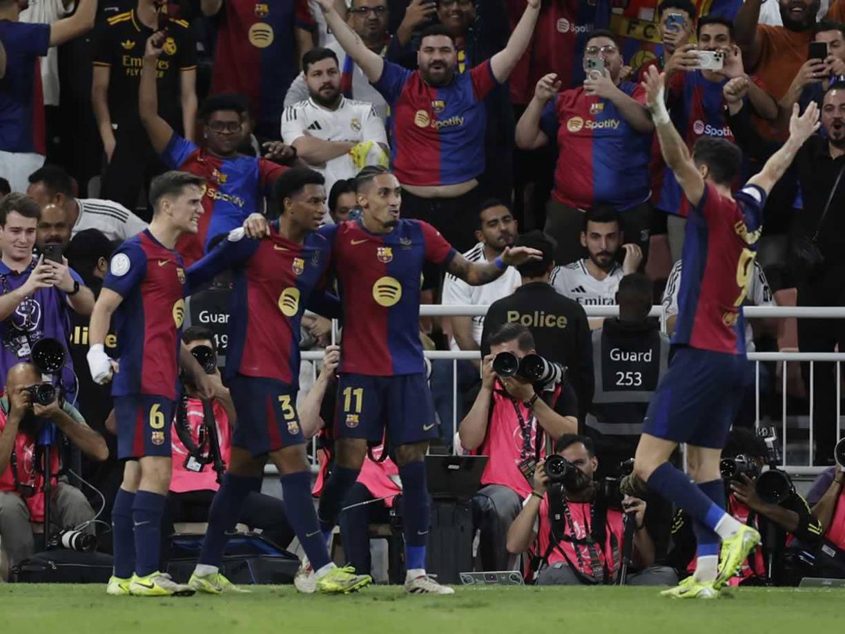 Los jugadores del Barcelona celebrando el gol de Alejandro Balde.