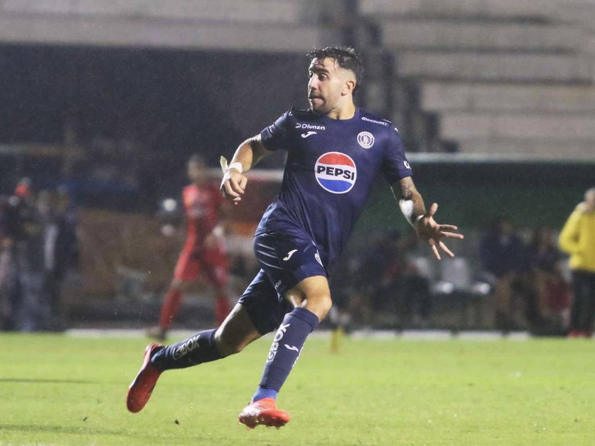 Agustín Auzmendi tras anotar su segundo gol de la noche y que significó el 3-0 de Motagua.