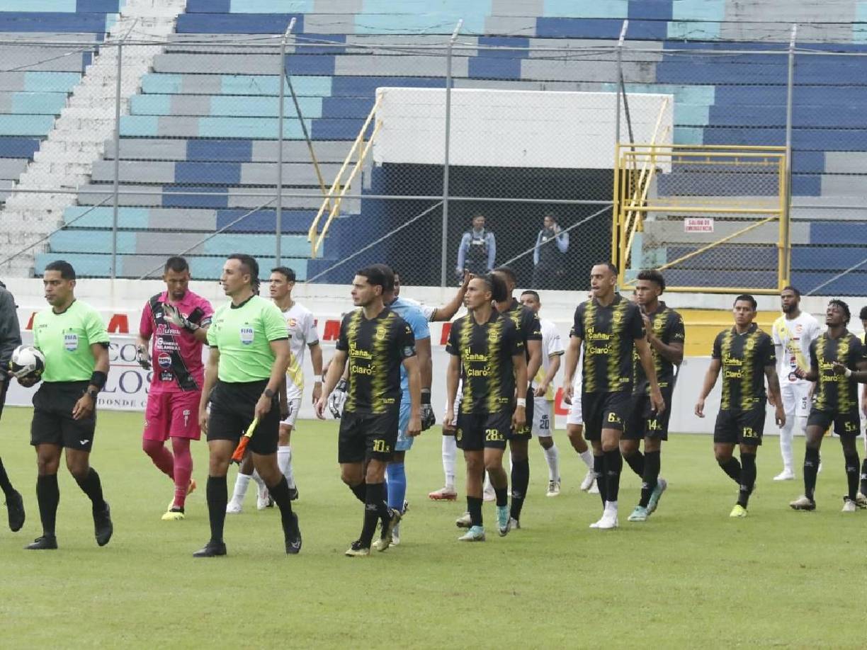 A las 5:00 PM arrancó el juego en San Pedro Sula, que contó con poca afluencia de público en el Estadio Morazán.