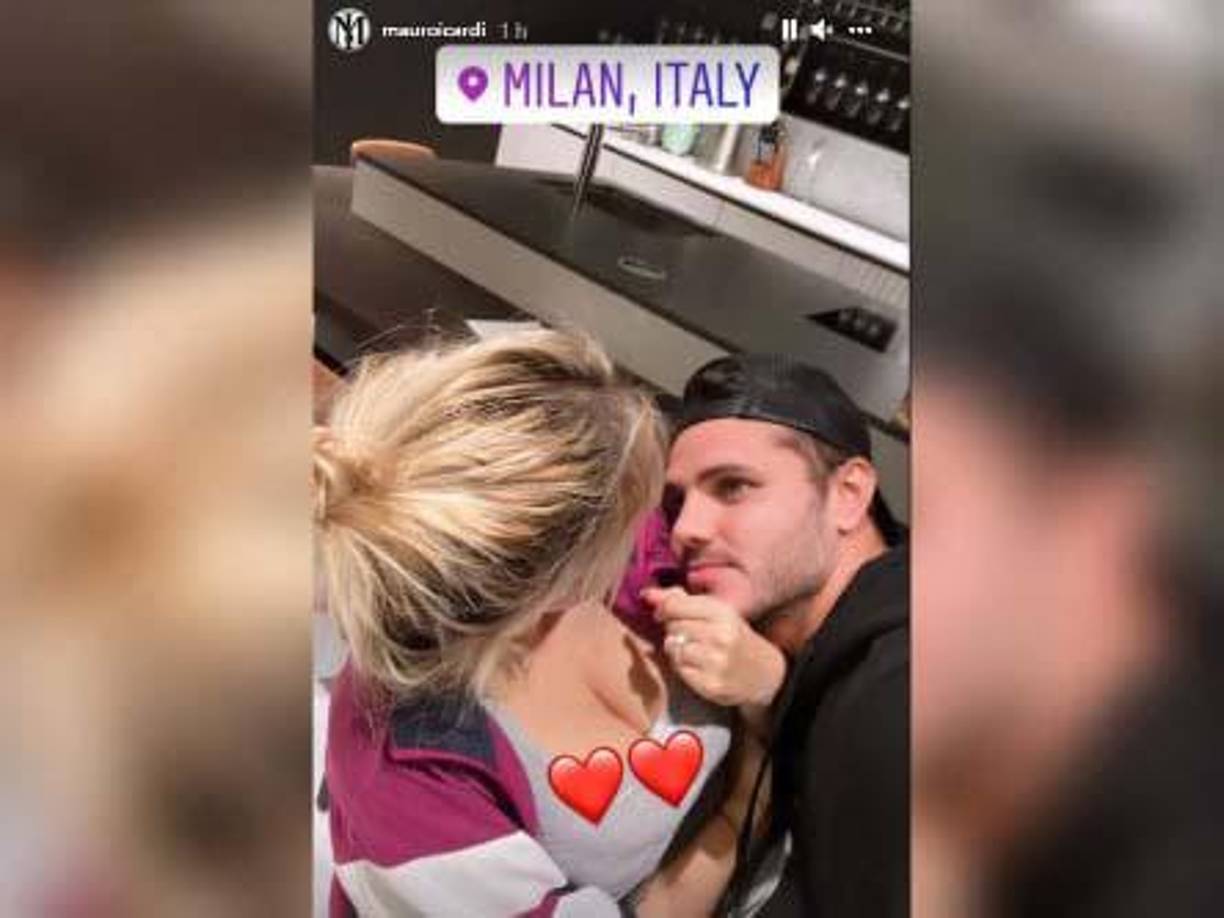 Icardi compartió en sus stories una postal en la que se le ve junto a Wanda, y además publicó dos emojis de corazones. Inmediatamente las redes sociales explotaron y todo hacía suponer una reconciliación.