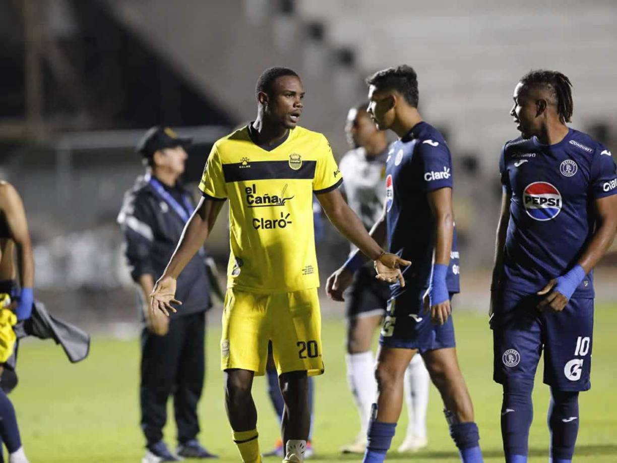 Daniel Aparicio le reclama a Yeison Mejía después del final del partido.