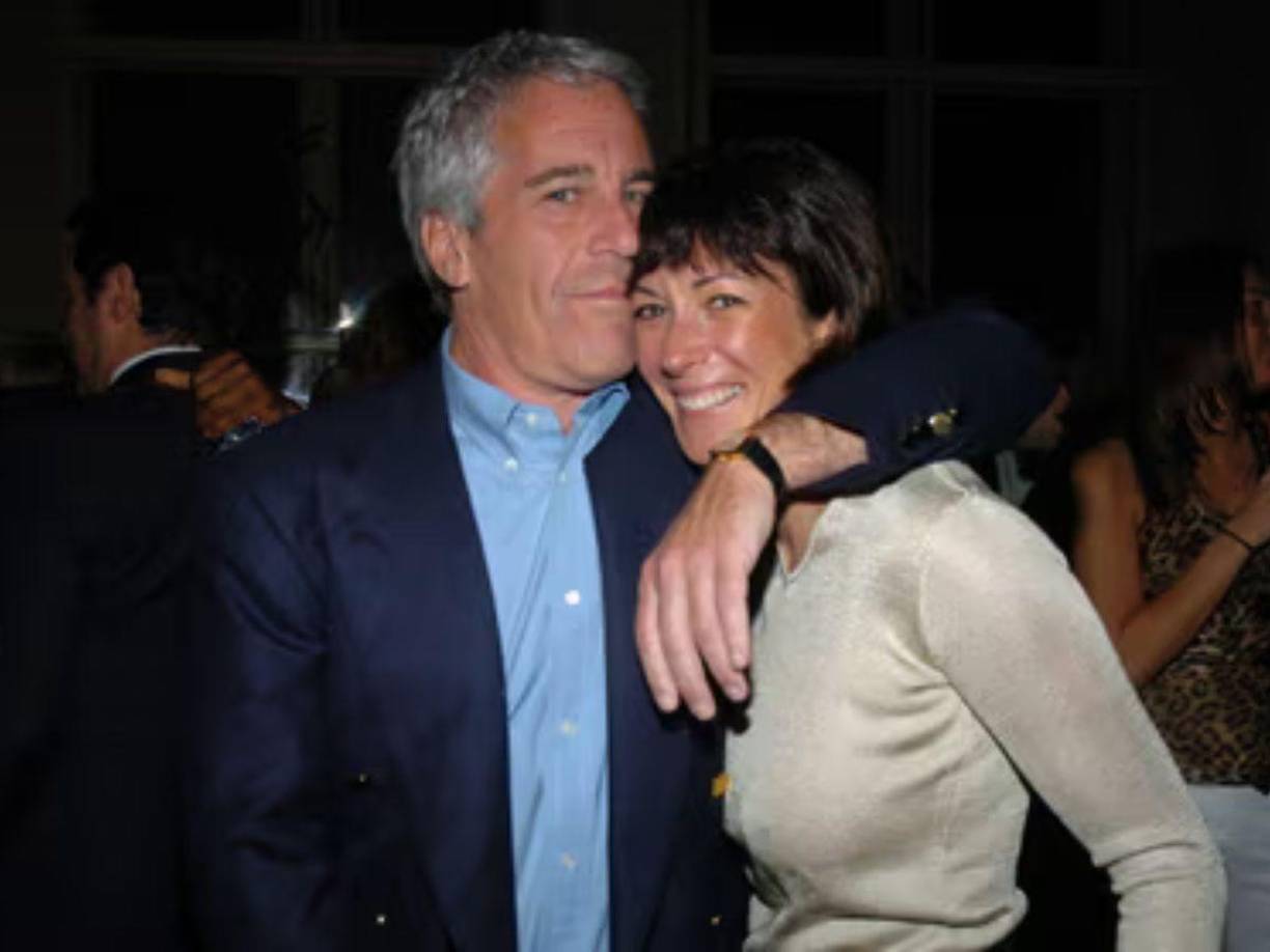 Por su parte, Ghislaine Maxwell fue condenada en 2022 a 20 años de cárcel por su implicación en el caso y cooperar con el magnate en sus constantes acuerdos para el abuso o el tráfico sexual con menores.