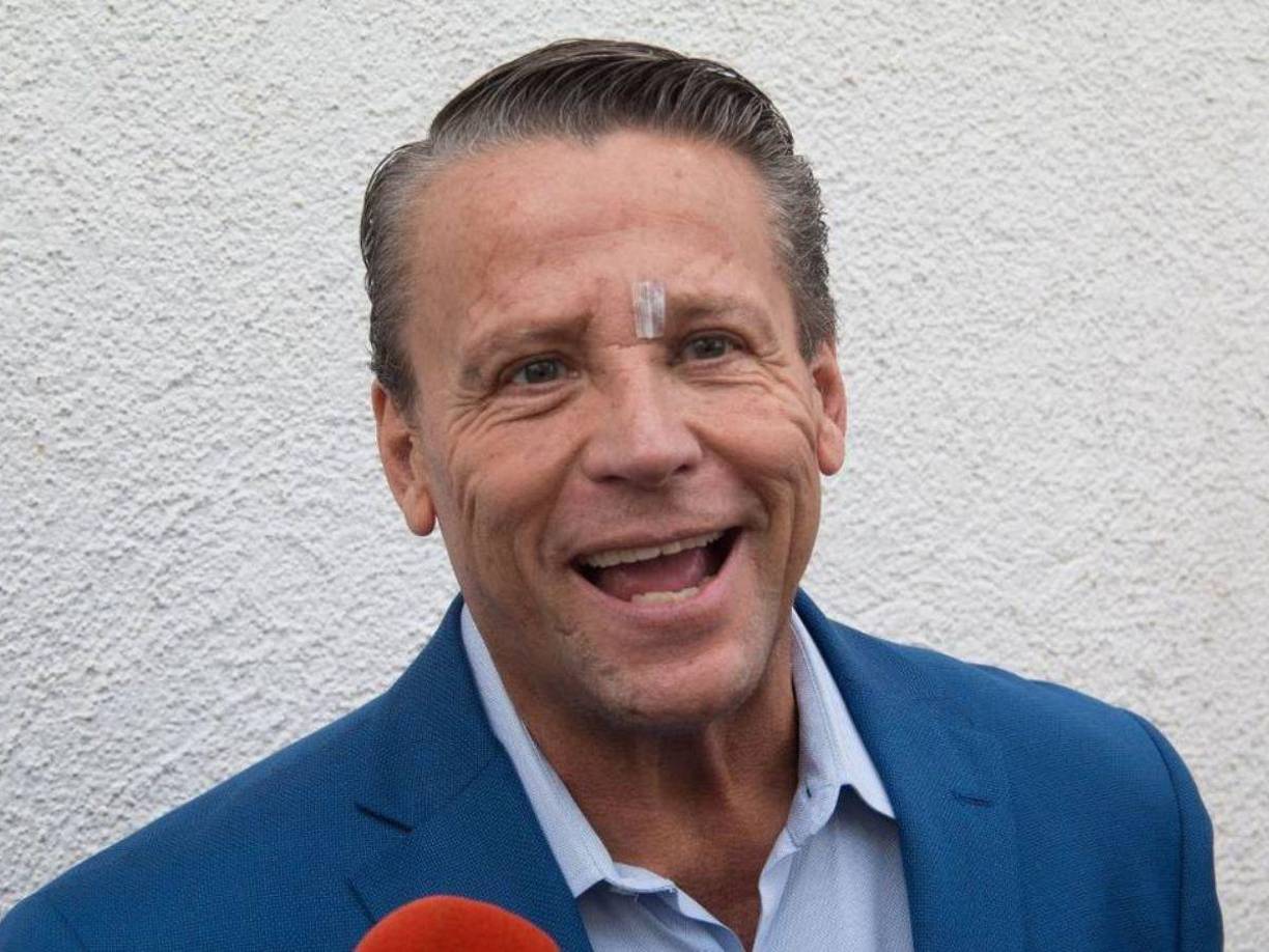 Si bien ya no confía en el “amor”, no pierde la esperanza de que, en algún momento, aparezca una persona que lo quiera de verdad.