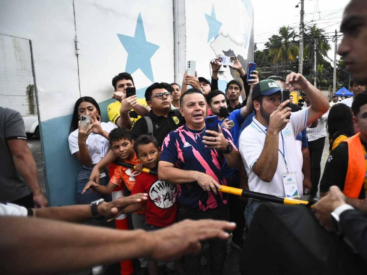Aficionados esperaron a los jugadores del Real España y Olimpia en las afueras del estadio Morazán.