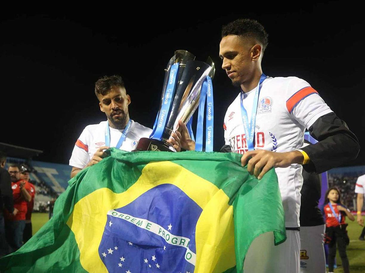 Los brasileños Gabriel Araújo y Yan Maciel con la bandera de Brasil en los festejos. 