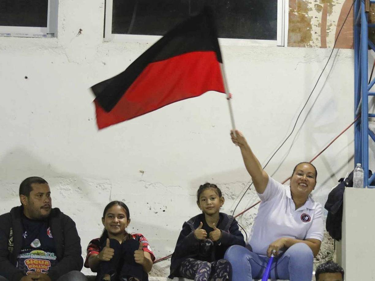Ella vio el lente de Diario LA PRENSA e inmediatamente demostró su fervor por el Independiente. 