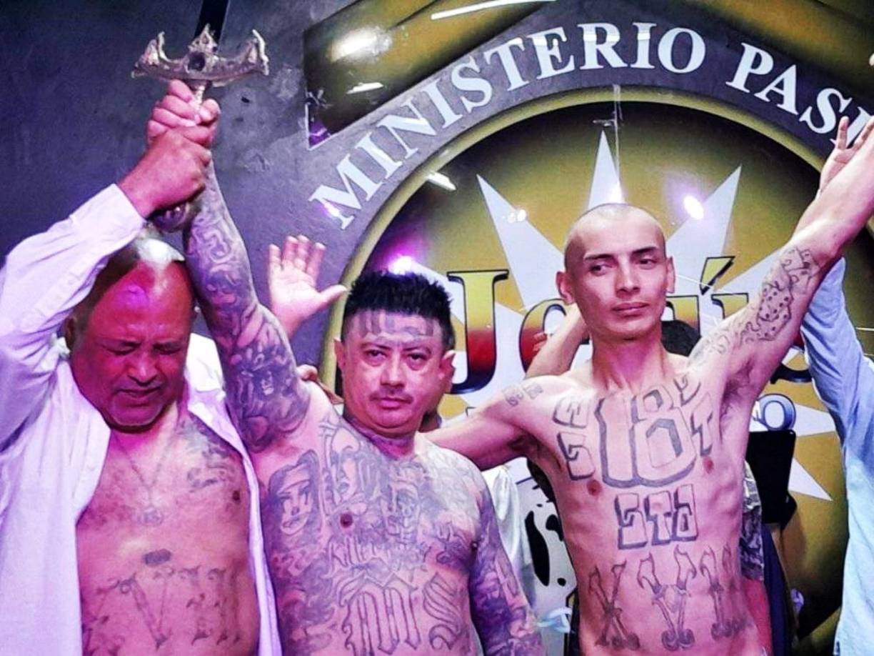 En redes sociales se han viralizado durante las últimas horas las imágenes de tres exmiembros de maras y pandillas de Honduras en una iglesia evangélica de Tegucigalpa.