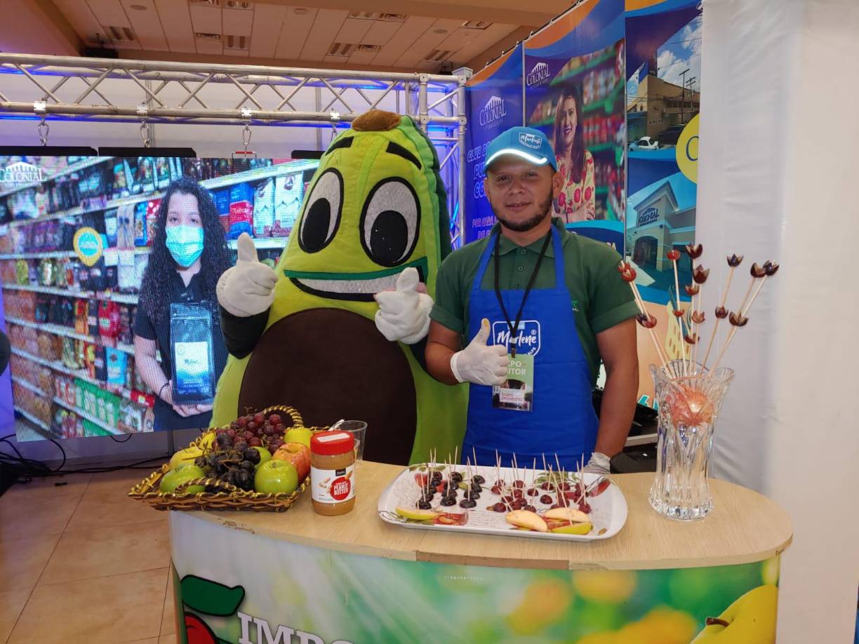 Hay una variedad de deliciosos bocadillos en los stands de las diferentes marcas expositoras. 