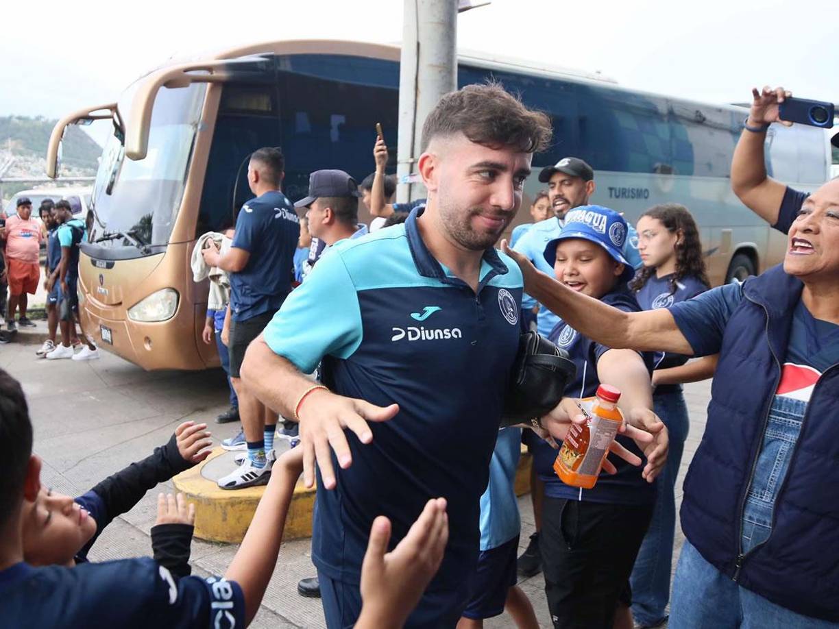Agustín Auzmendi llegó con su bebida en mano. Es suerox, sirve para hidratar a las personas que han perdido agua por sudoración, ejercicio, viajes o demasiado calor, ya que aporta sales de sodio, potasio y cloro que permiten que el cuerpo pueda seguir funcionando de forma correcta.