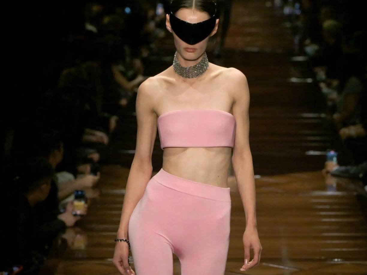 Sauvage Mamma, firma para tener en el radar. Elaboradas a mano en Barcelona, las prendas de la firma Sauvage Mamma se convierten en un hito dentro de esta tendencia, vistiendo artistas como a la vocalista Ana Guerra y convirtiéndose en un fondo de armario para prescriptoras del momento en estilismos ajustados que incorporan tendencias como pantalones de campana. Con la base y la comodidad de prendas deportivas, la firma da un toque de sofisticación a sus prendas añadiendo en algunos diseños tanto aberturas estratégicas como hombreras o espaldas escotadas, haciendo que estas piezas sean ponibles no solo para el día a día, sino también en eventos y códigos más formales. Más allá de la comodidad: un fenómeno cultural.