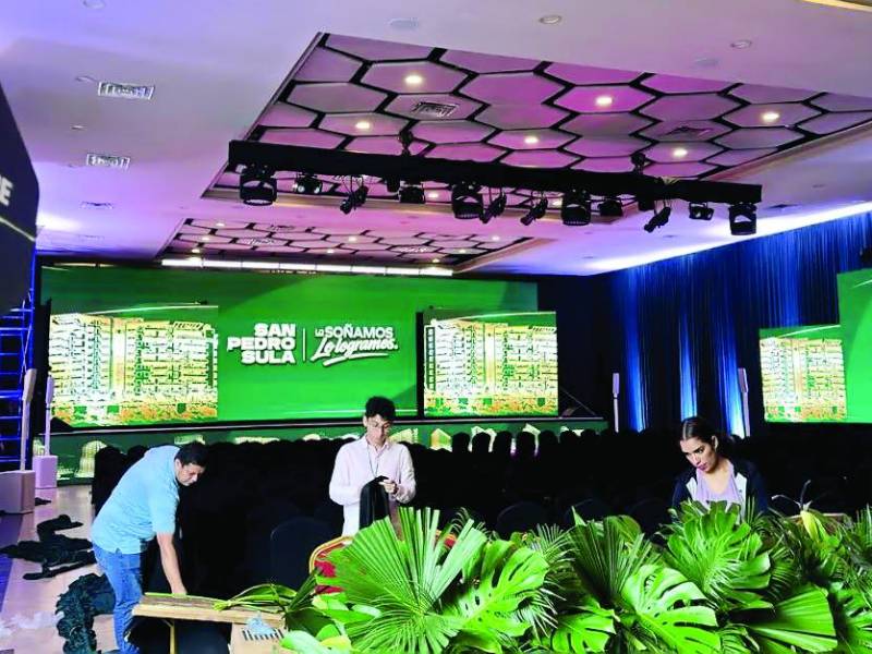 Personal de la municipalidad trabaja en el montaje del escenario para el cabildo abierto de rendición de cuentas que será hoy jueves en la CCIC.